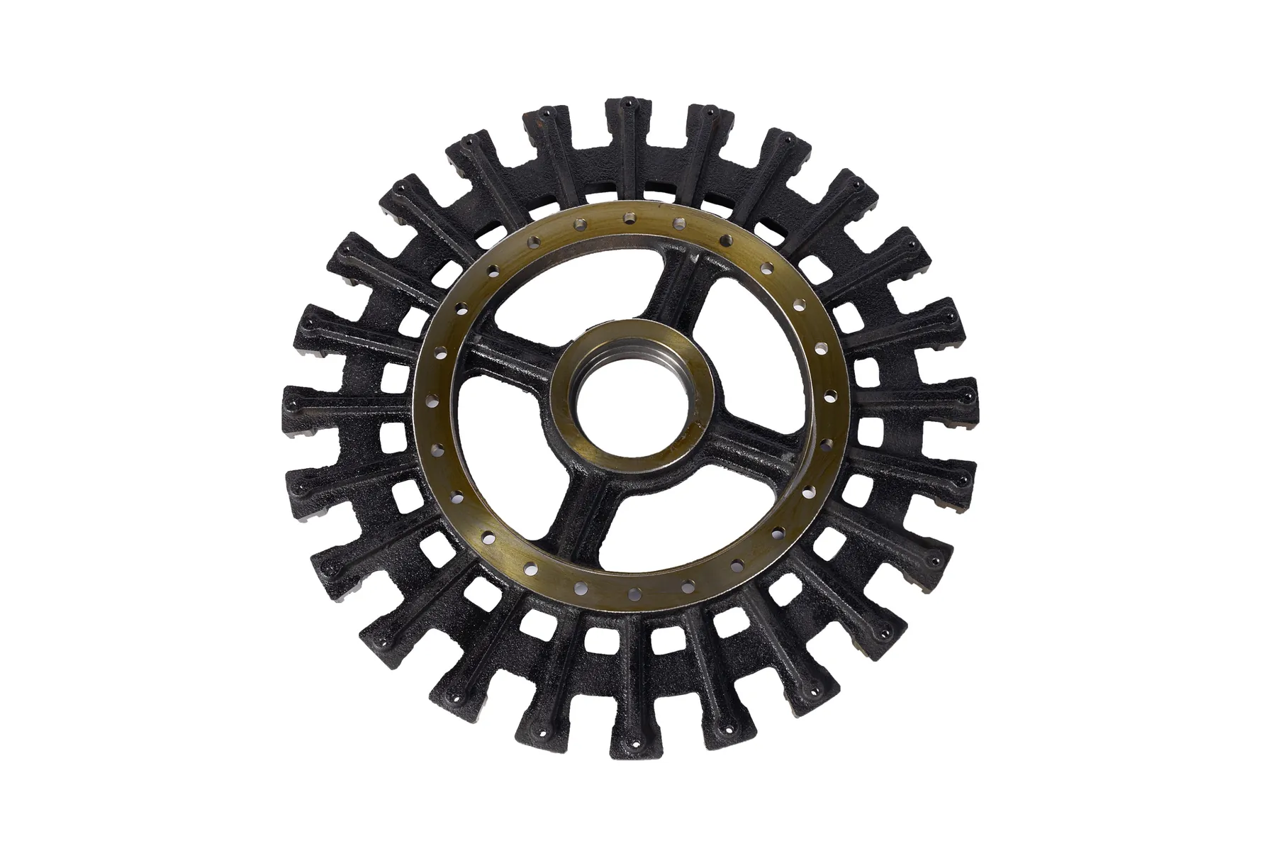 Pieza metálica de fundición en arena sobre fondo blanco