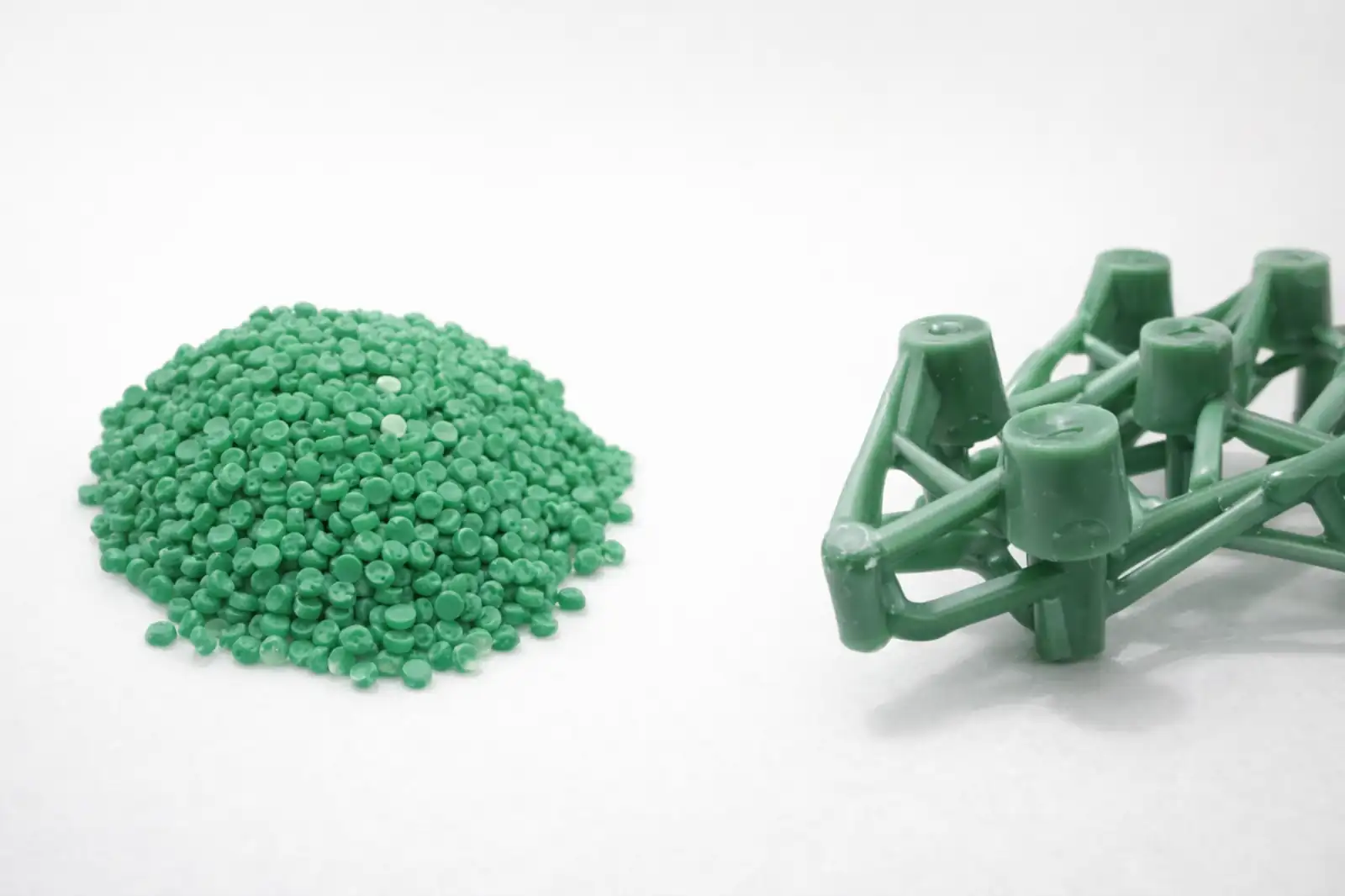 Investment casting wax pellets and wax tree patterns used for wax injection and assembly