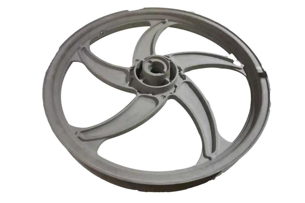 Jante de alumínio fundido a baixa pressão com estrutura de cinco raios e cubo central maquinado