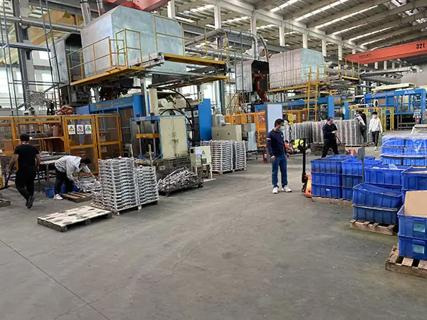 Oficina de fundição da MinHe Foundry com equipamento de produção e peças fundidas de alumínio