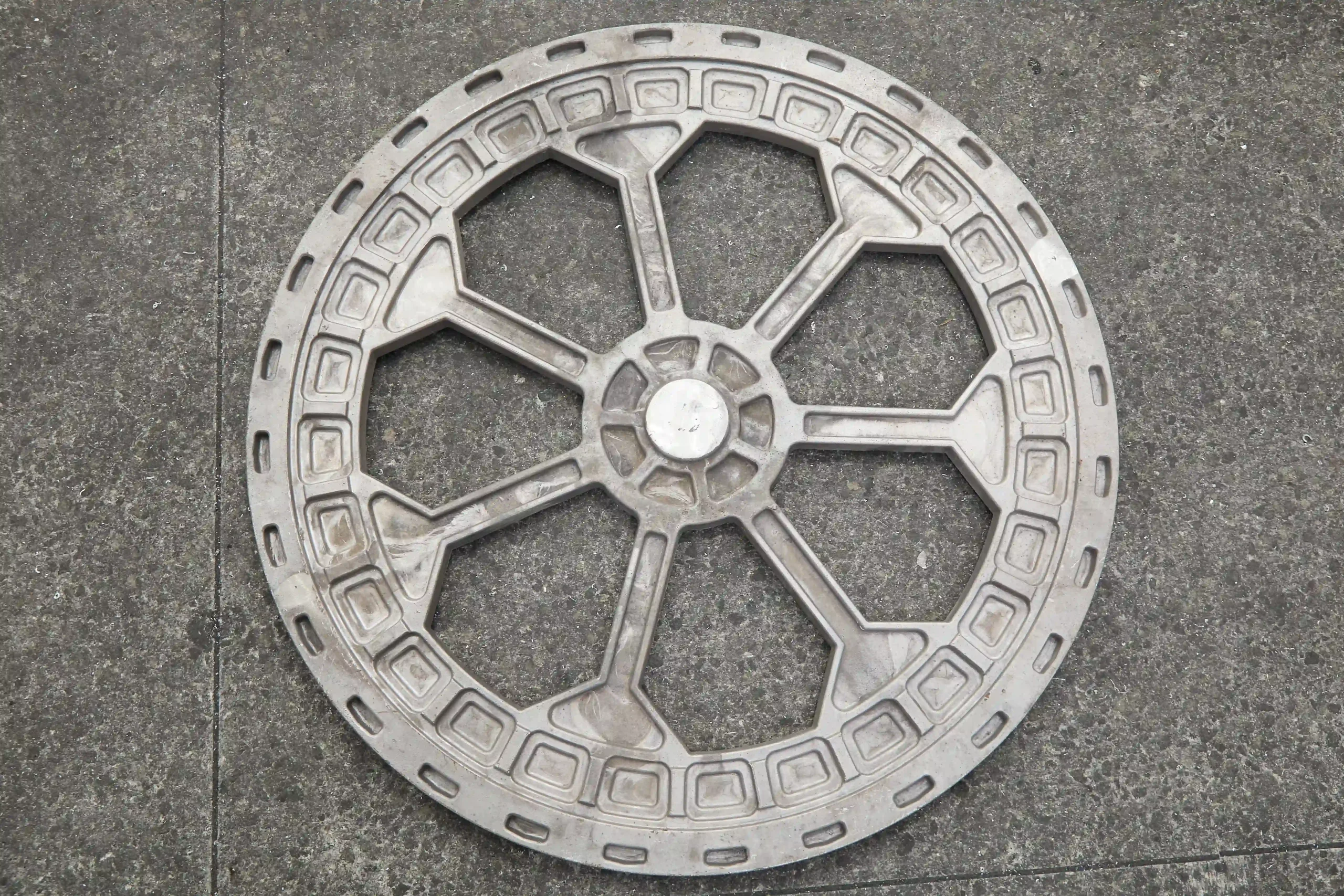 Magnesium alloy spoked wheel with a central hub and radial support structure.